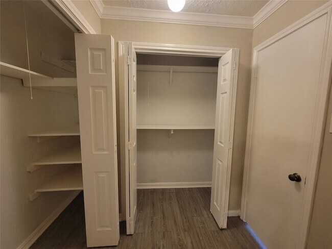 Building Photo - 4015 Chapel Square Dr