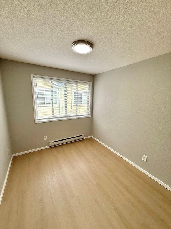 Building Photo - 4-Bedroom North Green Lake Townhouse-Style...