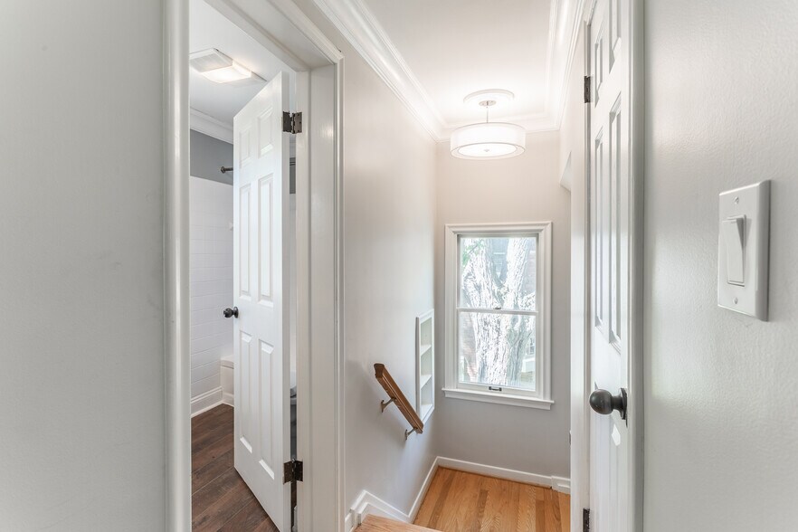Building Photo - 906 Putney St