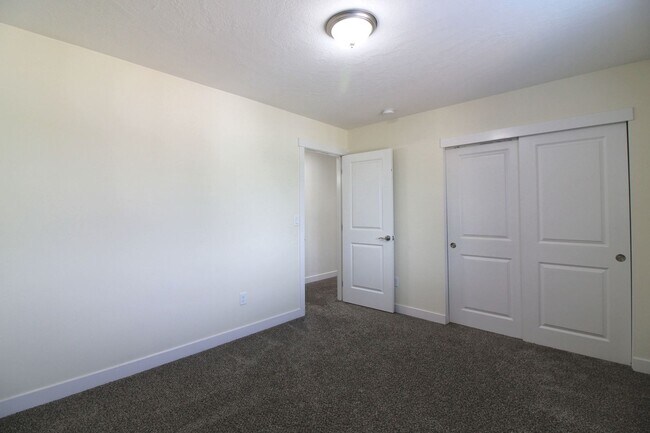 Building Photo - 3 Bedroom, 2.5 Bath + Flex Room Townhome in Kennewick