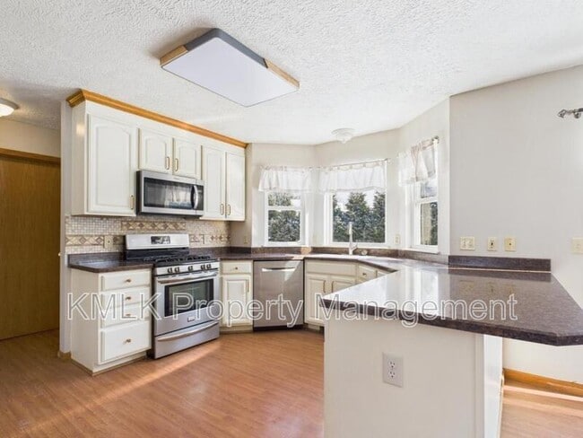 Building Photo - 411 Treeview Dr