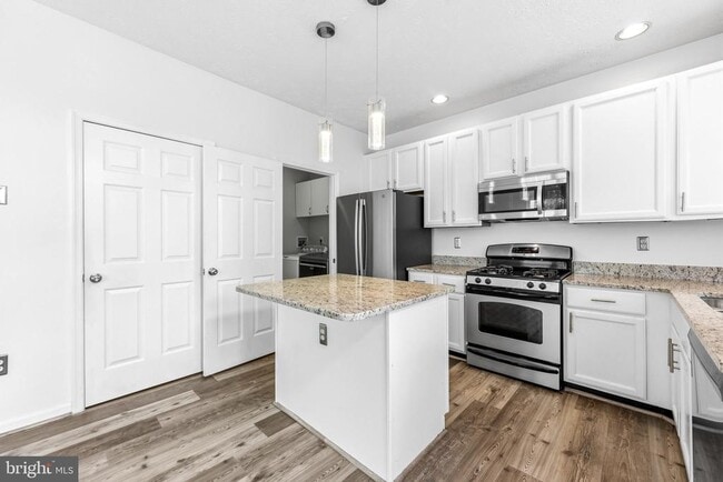 Building Photo - 210 Eisenhower Ct