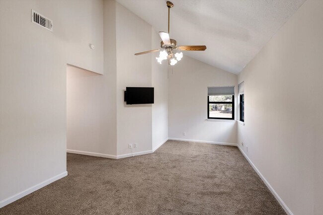 Building Photo - Easy Living in Echo Creek