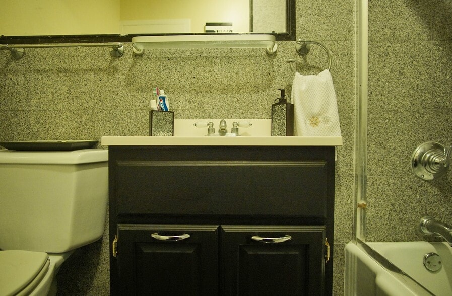 Building Photo - 6301 N Sheridan Rd