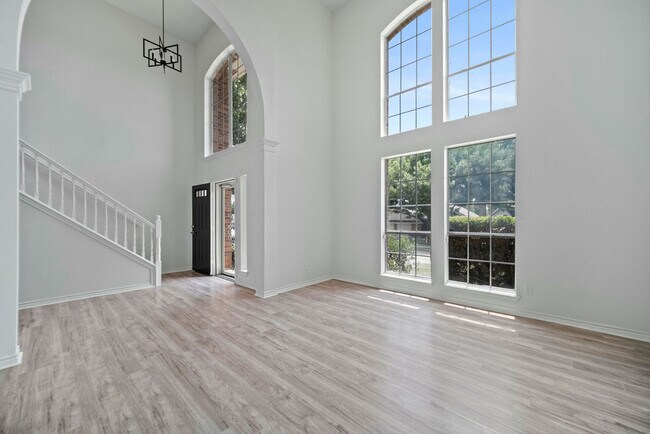 Building Photo - 1100 Hyde Park Dr