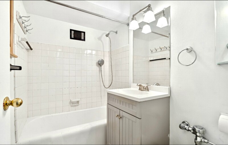 Building Photo - 700 W Bittersweet Pl