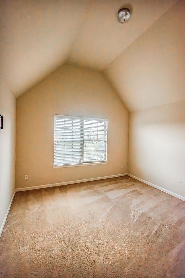 Building Photo - Beautiful home available today!