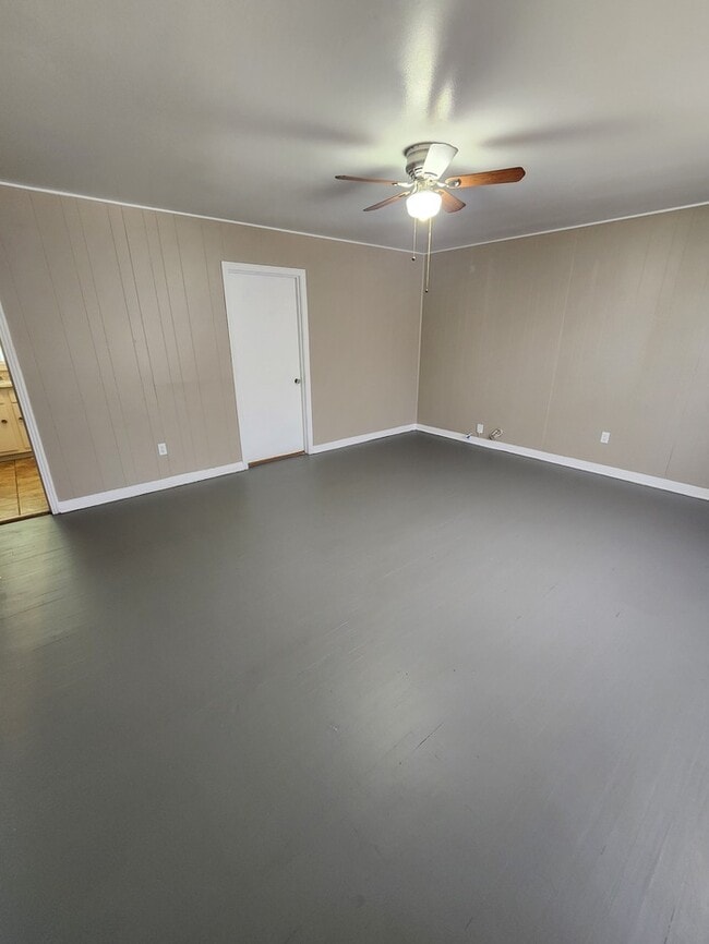 Building Photo - 3 bed 2 bath 1 car garage