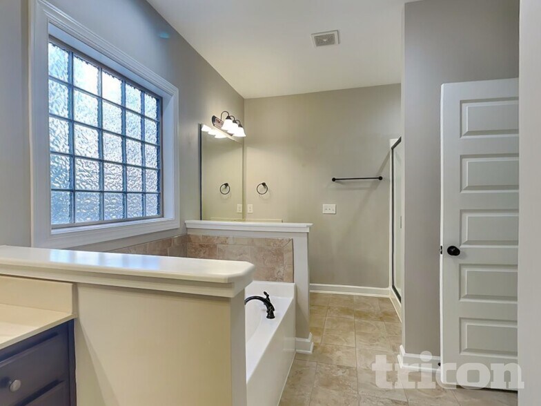 Building Photo - 102 Pinewinds Ct