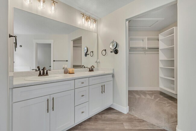 Building Photo - 1316 W Quailhill Rd