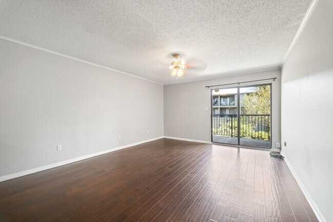 Building Photo - MAN-710S