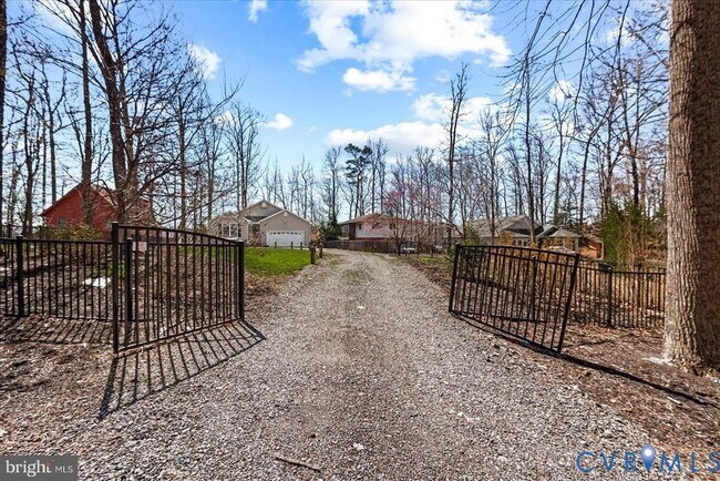 Building Photo - 686 Lake Caroline Dr