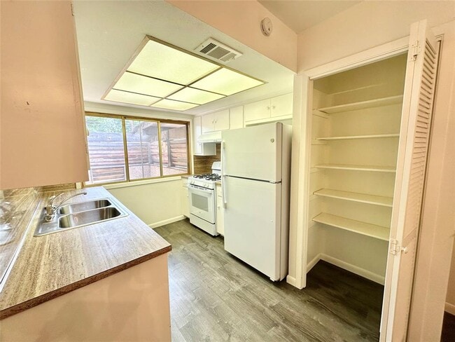 Building Photo - 5808 Nassau Dr