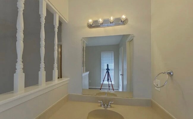 Building Photo - AVAILABLE NOW READY TO MOVE IN