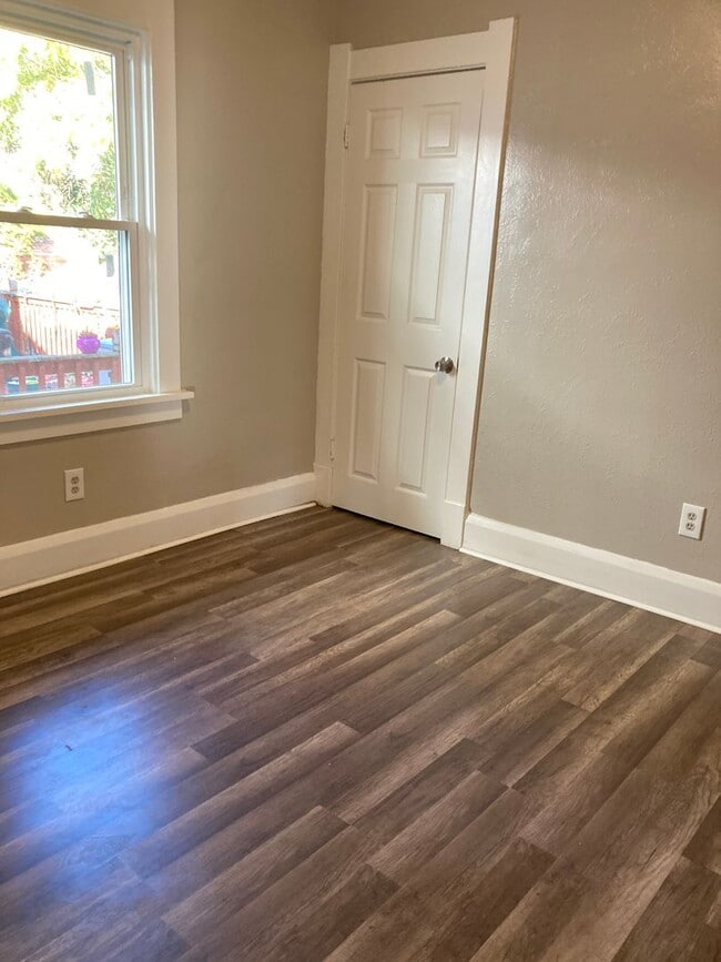 Building Photo - Spacious Recently updated 2 Bedroom 1 Bath...