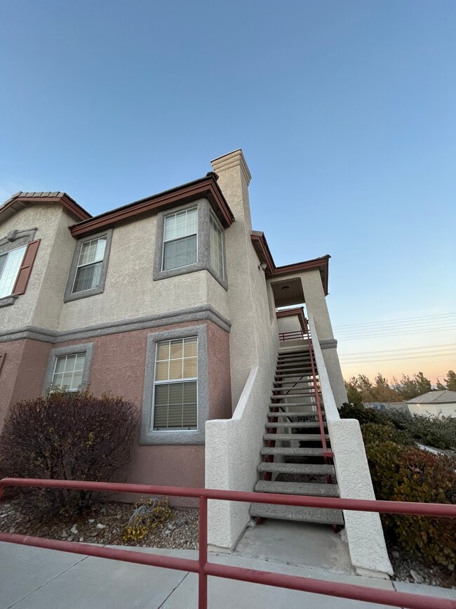 Top Floor Entrance - 10233 King Henry Ave