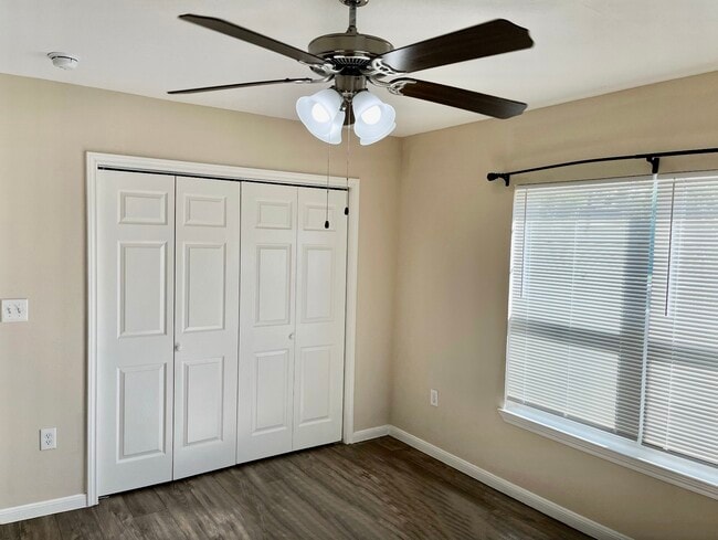 Building Photo - 104 N Eastwood St