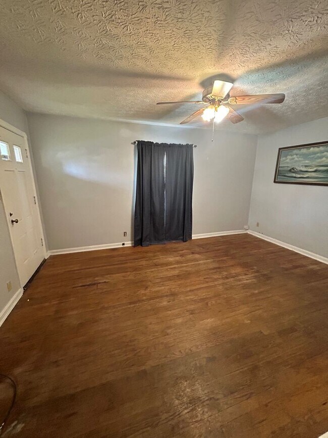 Building Photo - Charming 3-Bedroom Property in Prime Location