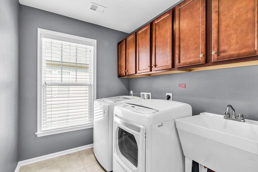 Building Photo - 42522 Stratford Landing Dr