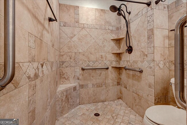 Building Photo - 1033 Pinehurst Dr