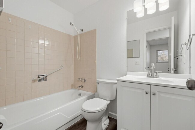 Building Photo - 4 bedroom / 2 bath / Beautifully Updated