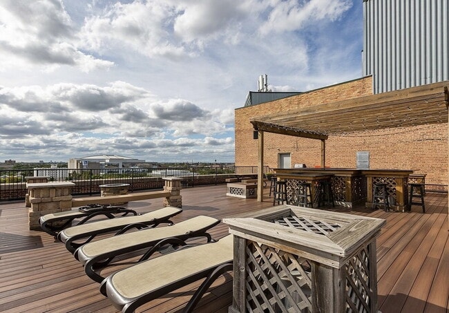 Building Photo - "Modern 2-Bed, 2-Bath Gem in Chicago's Heart – Fully Equipped for Urban Living!"