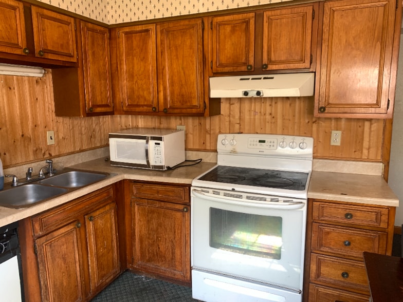 Building Photo - 102 Oakwood St