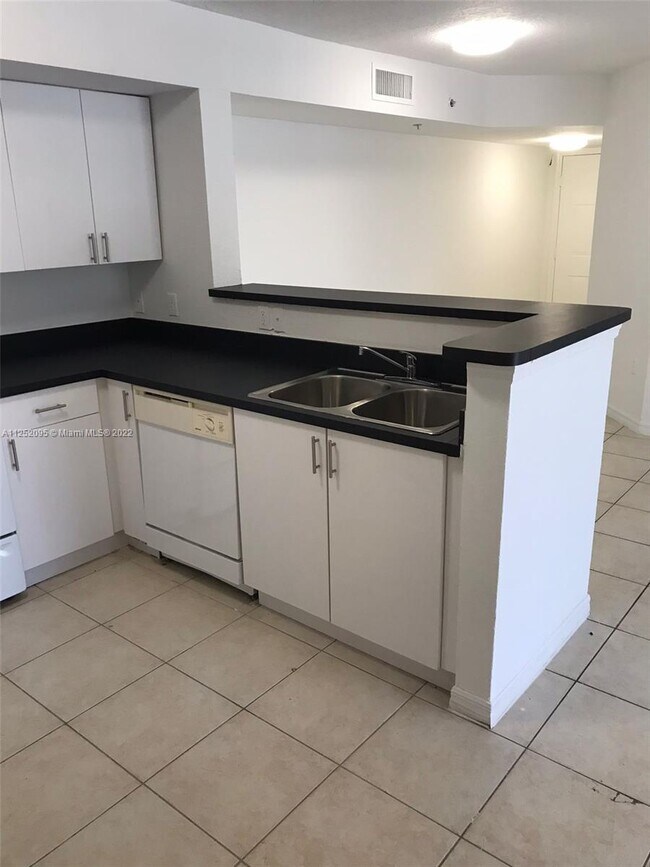 Building Photo - 13770 NE 3rd Ct