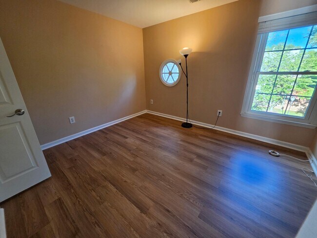 Building Photo - 10952 Bloomingdale Dr