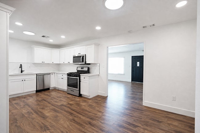 Building Photo - 8840 San Vicente Ave