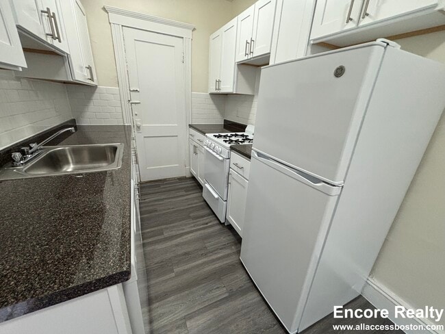 Building Photo - 462 Park Dr