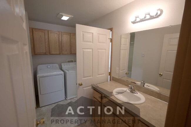 Building Photo - Super clean 2 bed 1 bath apartment in Port...