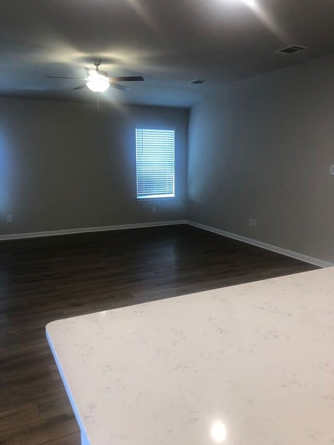 Building Photo - -=Available April 2026=-  4BR/2BA w/ Fenced Yard + Covered Parking in Hutto, TX