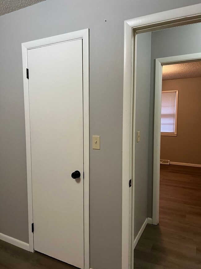 Building Photo - 2 bedrooms, 1 bath duplex