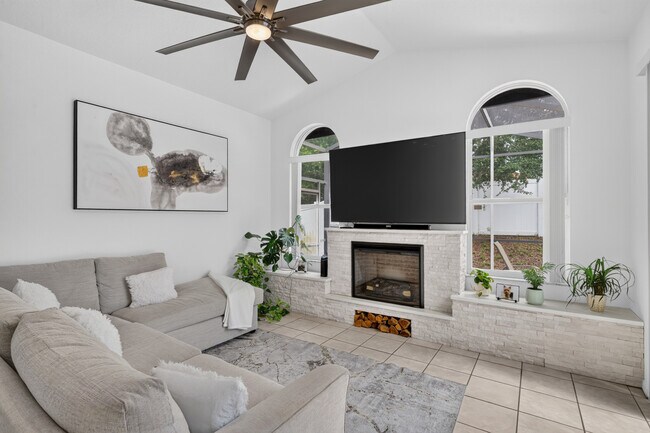 Building Photo - 515 Corvina Dr