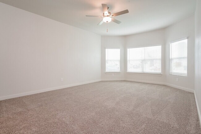 Building Photo - 1533 Woodwinds Dr
