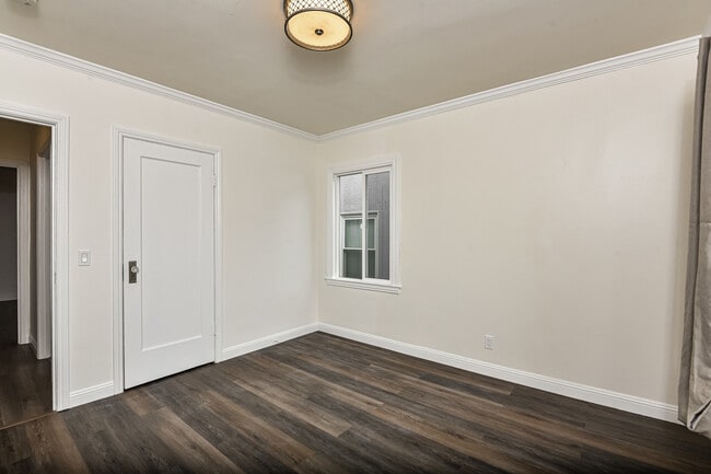 Building Photo - 833 Linden Ave