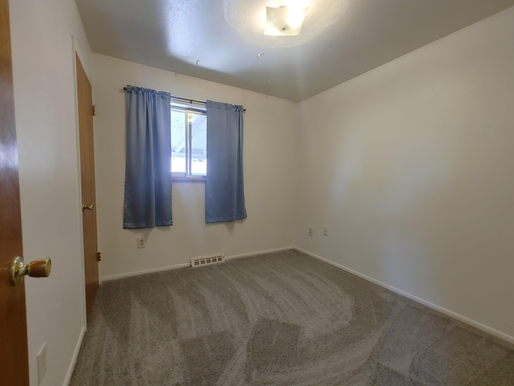 Building Photo - 8869 Circle Dr