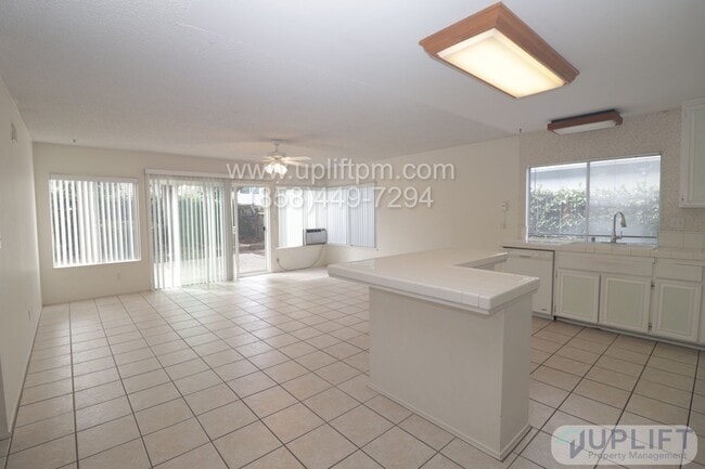 Building Photo - Spacious 4 Bedroom Home in Prime Mira Mesa...