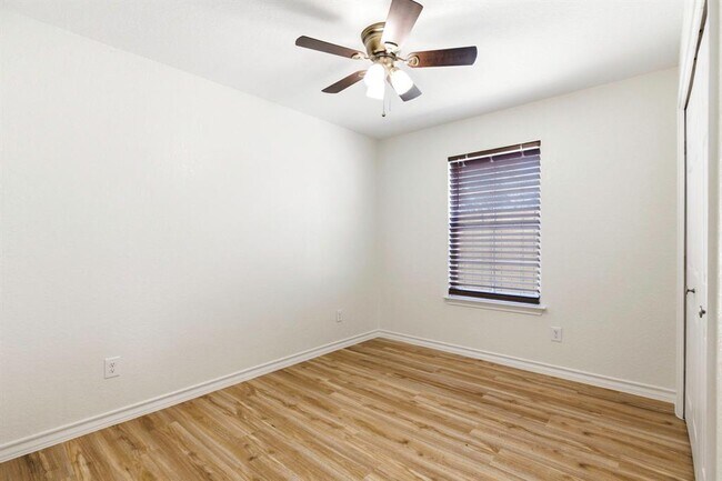 Building Photo - 823 N Commerce St