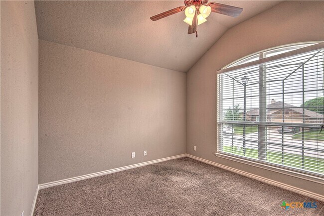 Building Photo - 802 Kendra Dr