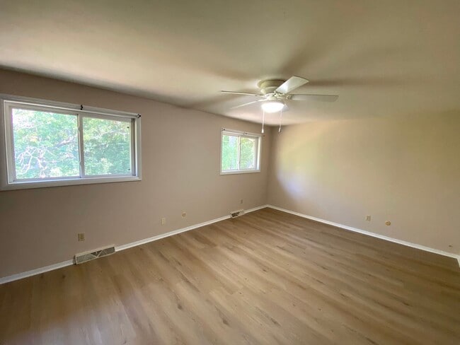 Building Photo - 2 Bedroom, 1.5 Bath Duplex Available for R...