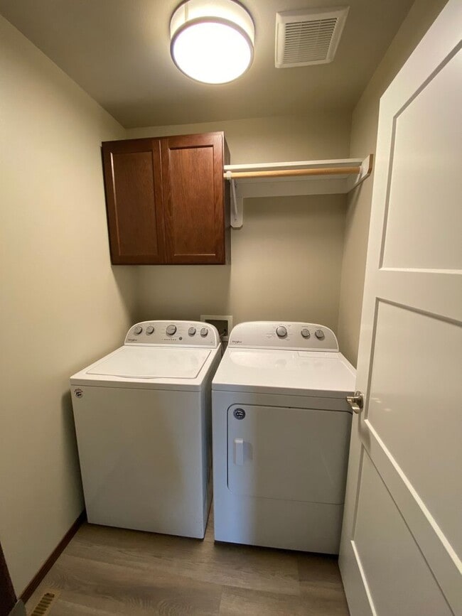 Building Photo - Beautiful 3 Bedroom 2.5  Bathroom Townhome w/ 2-car Garage - in the Eastmont School District!