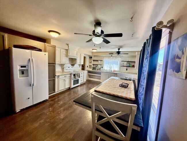 Building Photo - 4-BR Home with Horse Privileges in Apple Valley