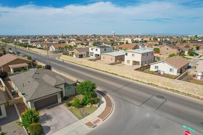 Building Photo - Furnished Eastside Beautiful 3 bed/2 baths...
