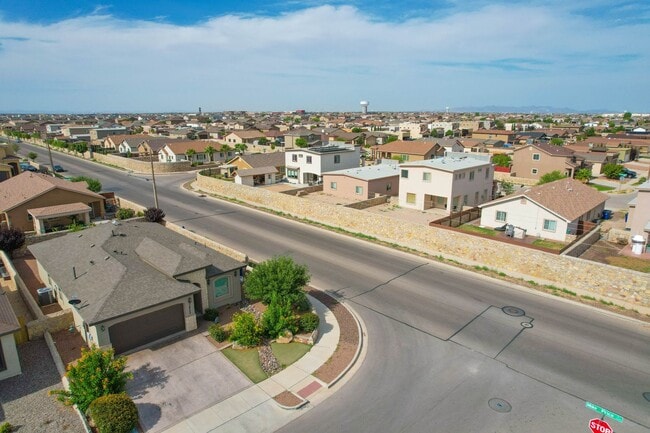 Building Photo - Furnished Eastside Beautiful 3 bed/2 baths for RENT Utilities & Wi-Fi INCLUDED