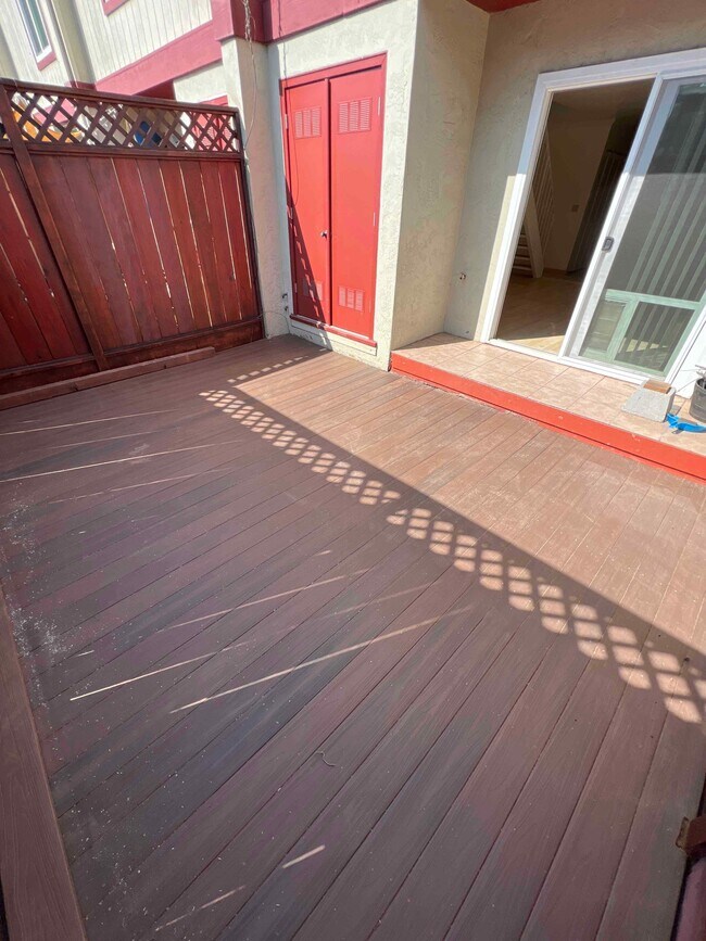 Building Photo - 447 Oak Ave