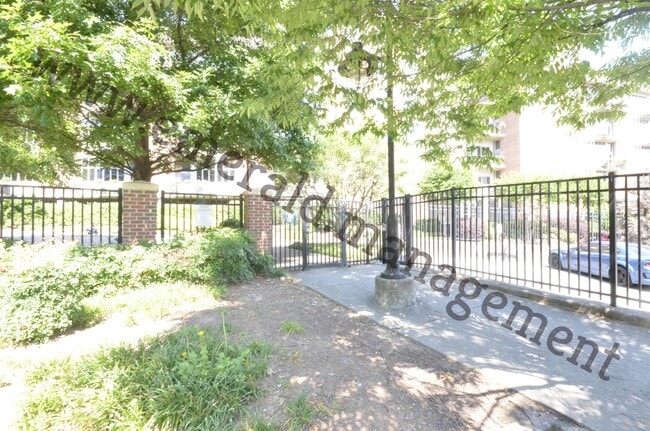 Building Photo - 640 Glen Iris Dr NE
