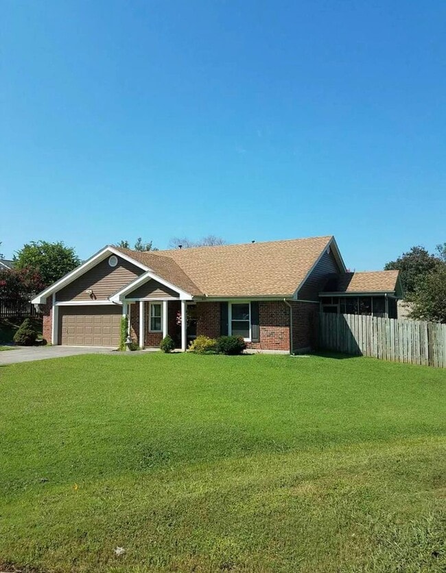 Building Photo - Knoxville 37922 - 3 bedroom, 2 bath home - Contact Susan Niedergeses (865) 300-4722