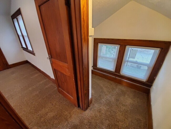 Building Photo - Large 3 Bedroom Home near Iowa State Fairgrounds!